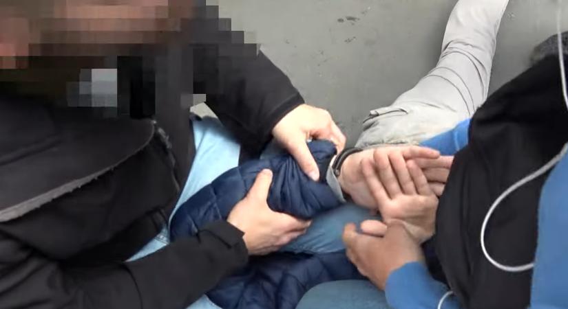 Körözött fegyverkereskedőre csapott le a TEK a Nyugatiban – videó
