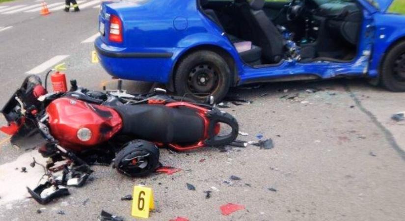 SÚLYOS baleset: Autónak hajtott egy motoros, miután a sofőr nem adta meg az elsőbbséget
