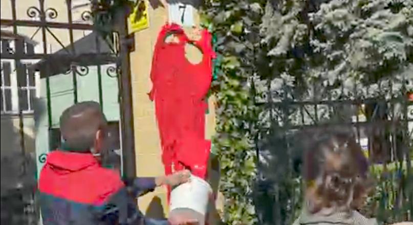 Blokád! A momentumosok vörös festékkel öntötték le a Szuverenitásvédelmi Hivatal bejáratát