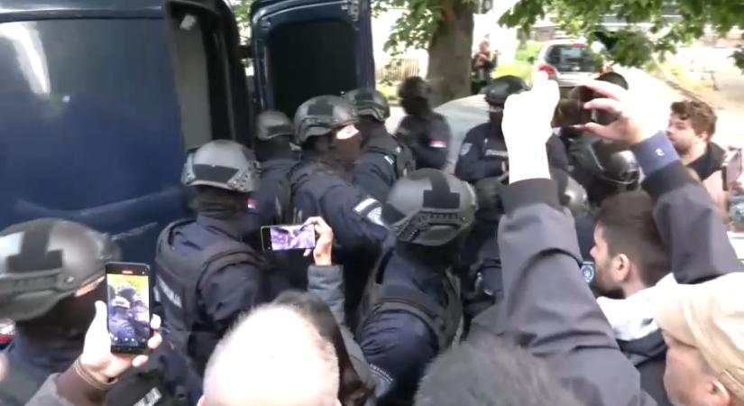 Elengedték a pénteken reggel őrizetbe vett fotóriportert
