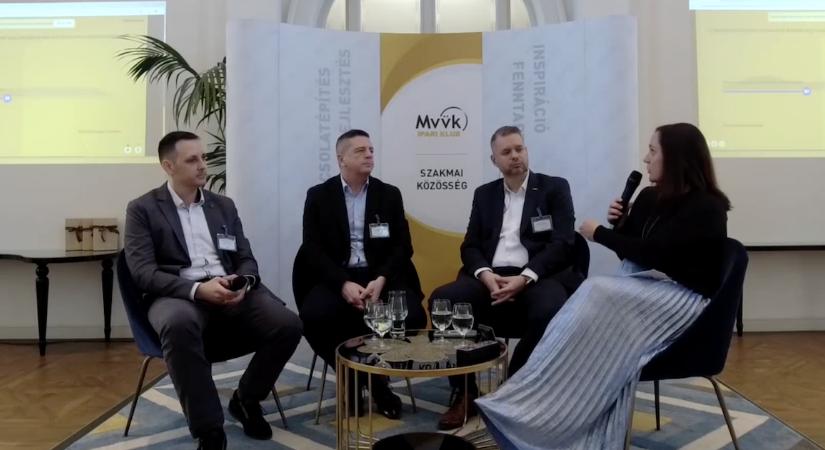 Az MVÜK Ipari Klub kulisszák mögötti beszélgetése a beszerzésről
