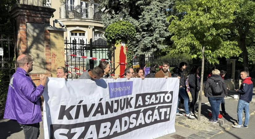 „Ne hagyjuk, hogy elrabolják a hazánkat!” – Vörös festékkel öntötték le a momentumosok a Szuverenitásvédelmi Hivatal bejáratát