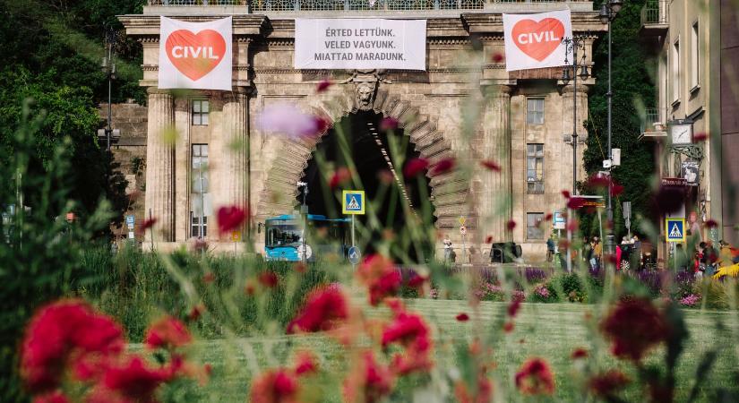 Molinóval tiltakoztak a civilek a Váralagútnál a Fidesz „átláthatósági” törvényjavaslata ellen