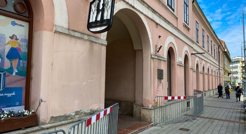 Elhanyagolt műemlék: szemünk előtt megy tönkre a Vasemberház a zalai városban