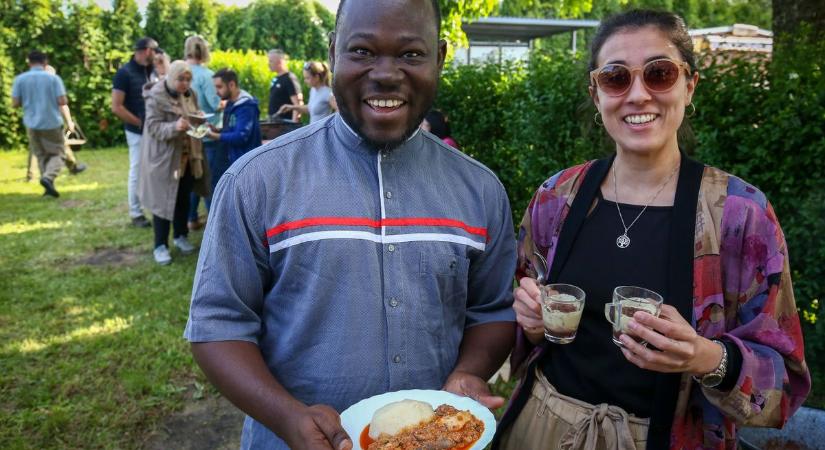 Ízorgia az egyetemen: panelgrillen készült saslik és nigériai dinnyés csirkés levest kínáltak
