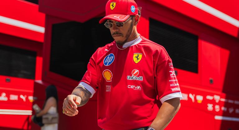 Lewis Hamilton üzent a kritikusainak, az is kiderült, meddig tervez a Ferrarinál
