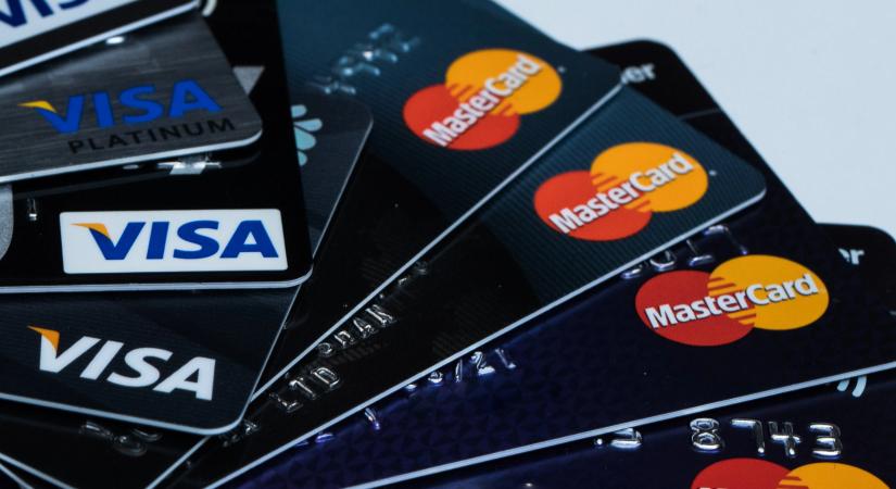 A kereskedőknek elege van a Visa és a Mastercard díjaiból