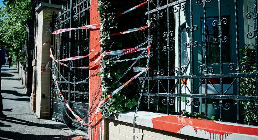 Vörös festék és blokád a Szuverenitásvédelmi Hivatal épületénél, a nyomok a Momentumhoz vezetnek