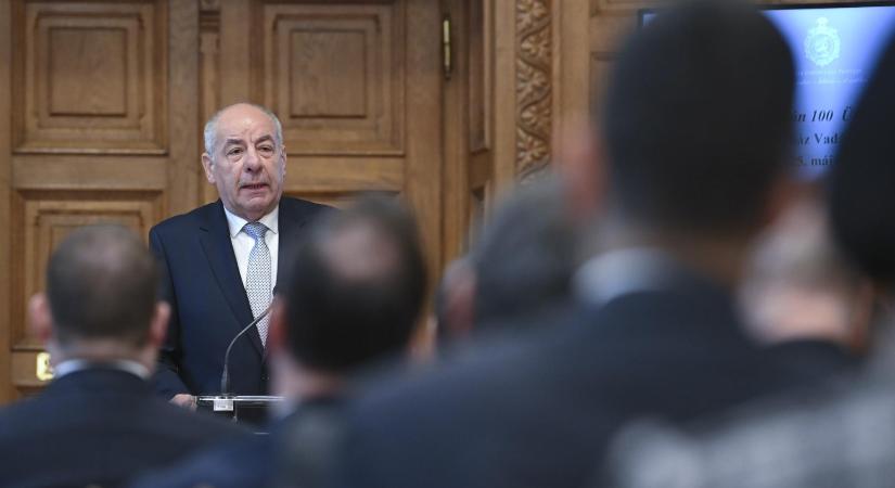 XIV. Leó pápa a szertartást követően találkozik a világ minden tájáról érkező közjogi méltóságokkal, köztük a magyar delegáció képviselőivel is