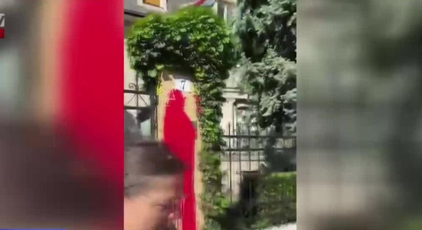 Vörös festékkel öntötte le és blokád alá vette a Szuverenitásvédelmi Hivatalt  videó