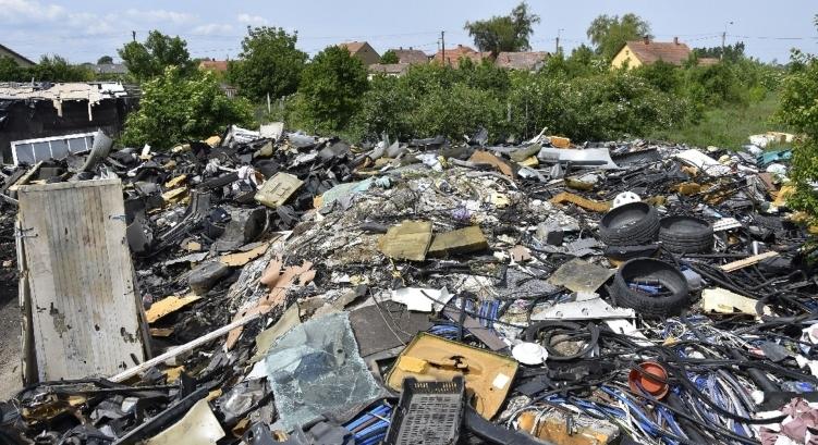Illegálisan bontotta az autókat