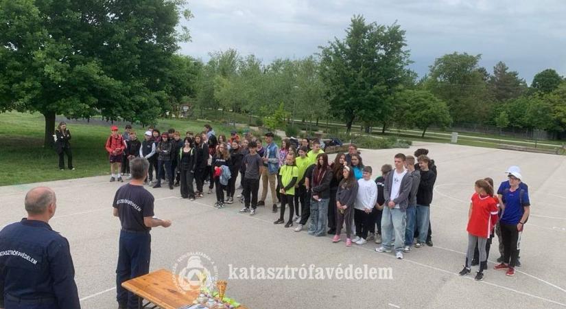 Katasztrófavédelmi ifjúsági versenyt rendeztek Táton fotók