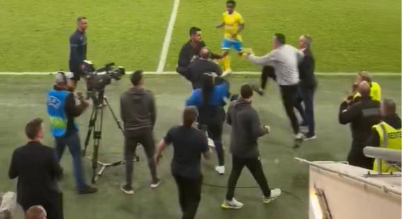 Kungfu-rúgással próbált a sportigazgató elégtételt venni az ellenfél edzőjén