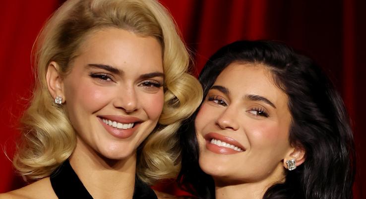 Kendall és Kylie Jenner részegen rohangáltak a tengerparton