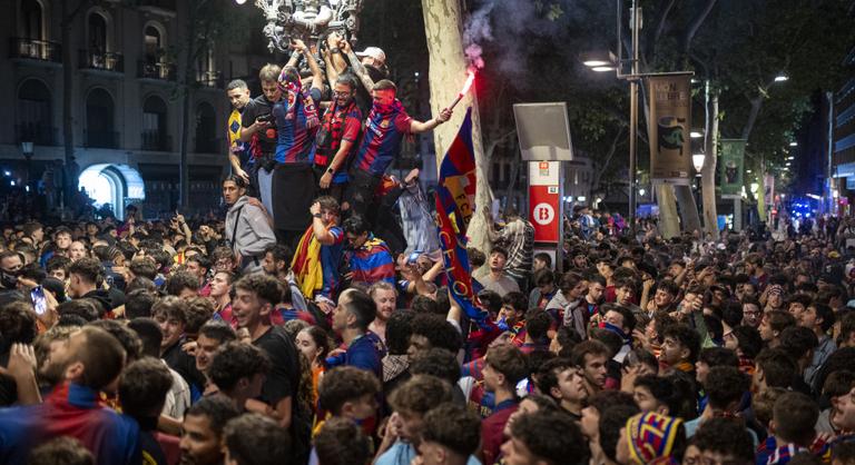 16 órája tart a fékevesztett ünneplés a Barcelonánál
