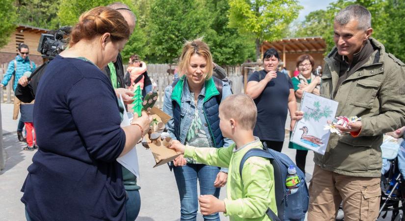 Faültetés, mosolyok és madárdal – szívmelengető nap a Veszprémi Állatkertben (galéria)