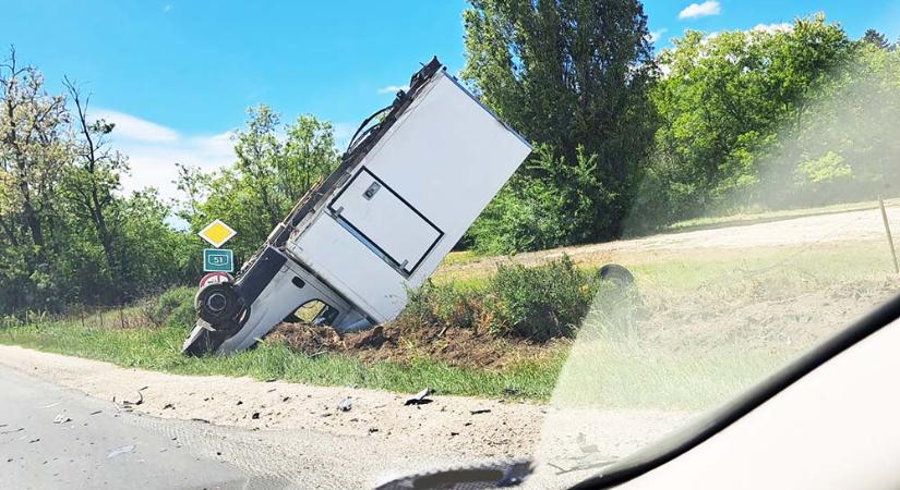 Orral a földbe állt egy kisteherautó Majosházánál