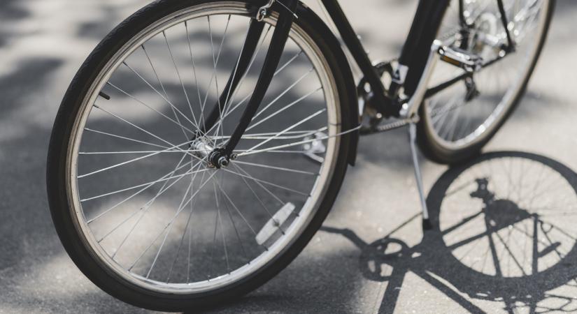 Segédmotoros kerékpárral ment neki a biciklisnek