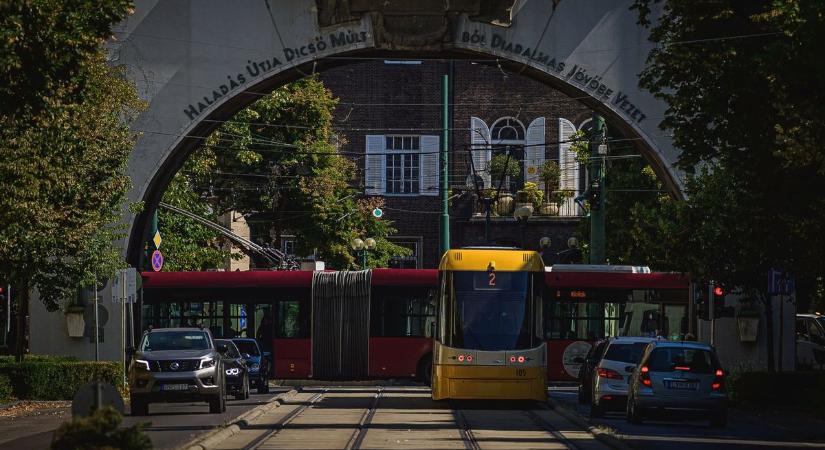 Egyre több jármű áll meg útközben, utána jártunk, mi állhat a háttérben