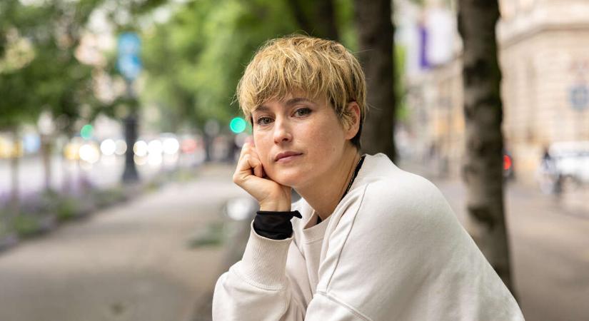 Bántalmazás, hangokkal elmesélve – ismerd meg Zazie-t, a Loupe-darabok dalszerzőjét