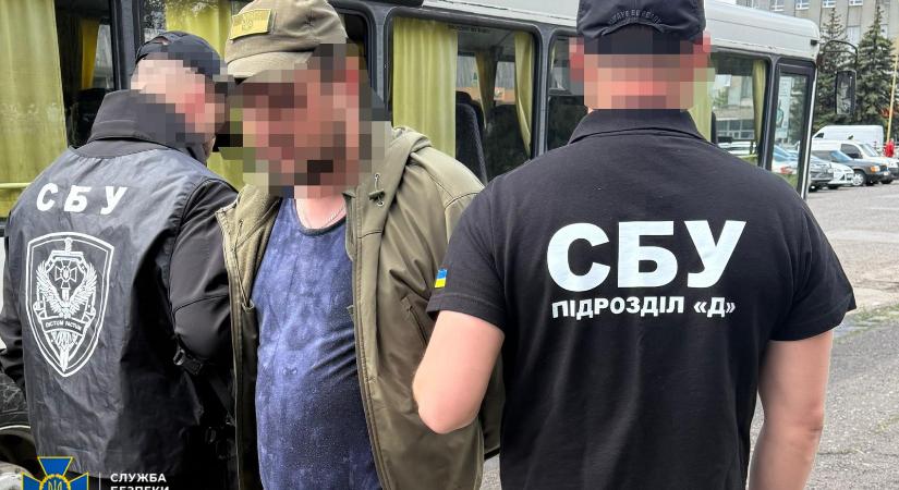 Kárpátalján őrizetbe vettek egy határőrt, aki kenőpénzért segítette a katonaköteles férfiak illegális határátlépését