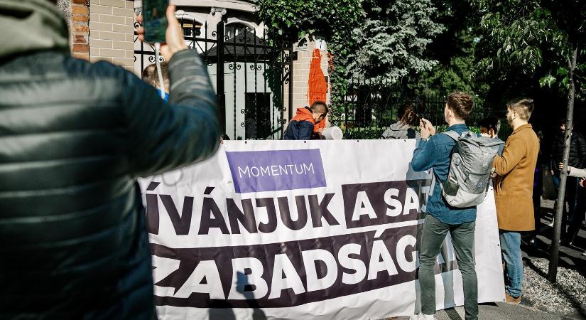 Büntetőeljárás indult, amiért a momentumosok festékkel leöntötték a Szuverenitásvédelmi Hivatal kerítését