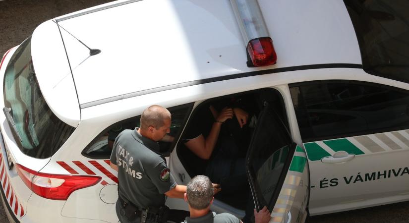 Fékevesztett menekülés az M3-ason - a NAV-osok autóját és egy lengyel járművet is összetört az ámokfutó csempész
