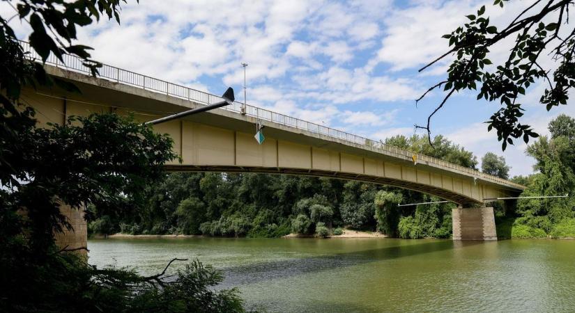 Tiszába zuhant, a vízirendőrök mentették meg az életet
