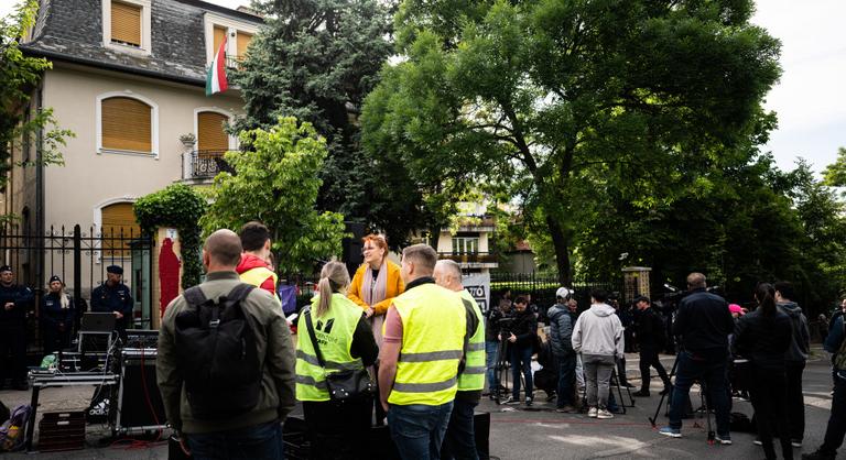 Indul az első tüntetés a kormány átláthatósági törvényjavaslata ellen