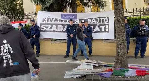 A sajtó szabadságáért tüntet a Momentum – élő videós közvetítésünk