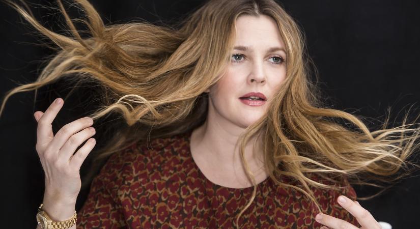 Ebben a pillanatban érkezett a szívbemarkoló hír az 50 éves Drew Barrymore-ról