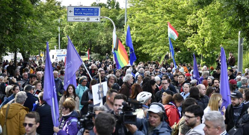 „Szia, uram, Lánczi Tamás érdekel?” – A Szuverenitásvédelmi Hivatalnál tüntetett a Momentum