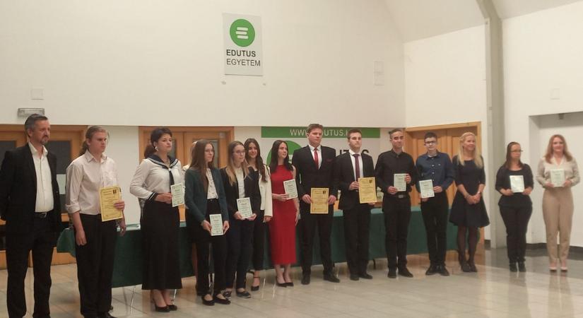 Díjátadó zajlott le a tatabányai Edutus Egyetemen, megvannak az első Schmidt Csaba ösztöndíj nyertesei is