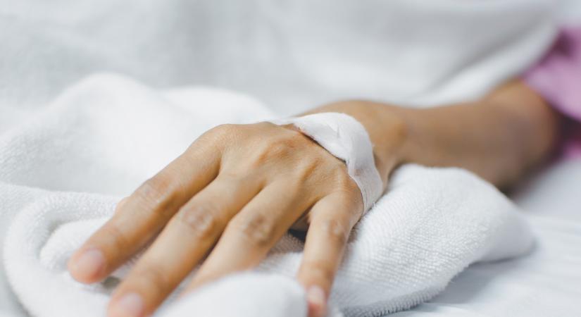Agyhalottnak nyilvánítottak egy terhes amerikai nőt, de az abortusz tilalma miatt életben tartják