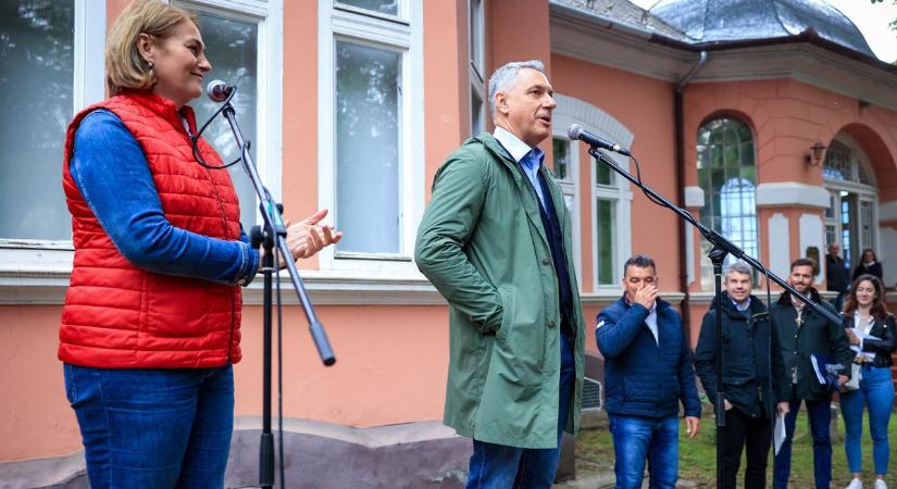 Lázár János Dombóváron is állta a sarat – szó szerint –, és minden kérdésre válaszolt (helyszíni fotók)