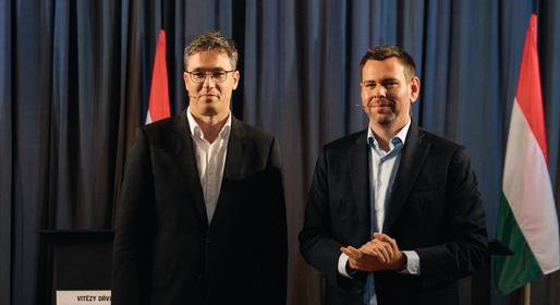 Karácsony és Vitézy azon vitáznak, hogy melyikük fotózkodott kínosabb alakokkal