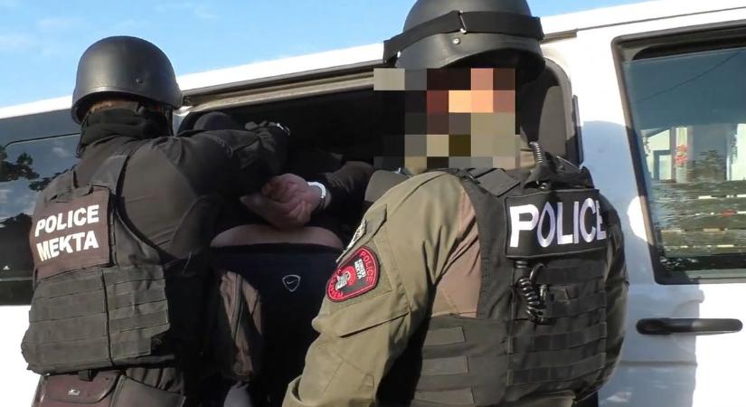 Otthonában bújtatta a gyilkosság miatt körözött unokaöccseit egy férfi Balatonalmádiban