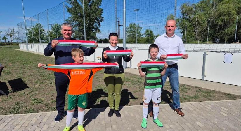 Gyerekeket is szerepeltettek az új nádudvari focipálya átadóján
