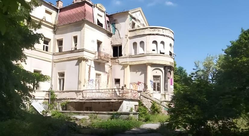 Beléptek egy elhagyatott kórház területére, rémisztő magyar szöveg fogadta őket a bejáratnál