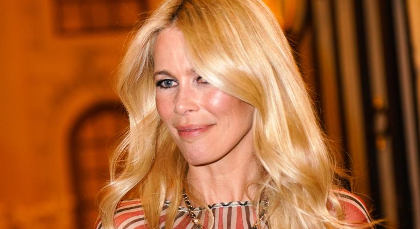 Az 54 éves Claudia Schiffer újra divatfotókon szerepel: fürdőruhában is megmutatta magát