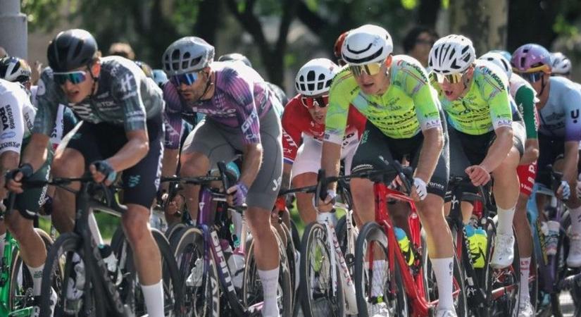 Tour de Hongrie: tűzoltóautók tetején szobabiciklivel tekertek a mezőnnyel a lánglovagok - videóval