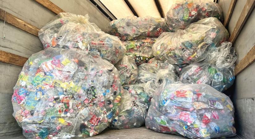 Szelektív kukák a pécsi bevásárlóközpontban – mégis közös zsákba önti a takarító?