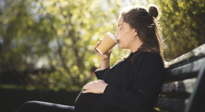 Kávé terhesség alatt: mennyi koffeint ihat a kismama?