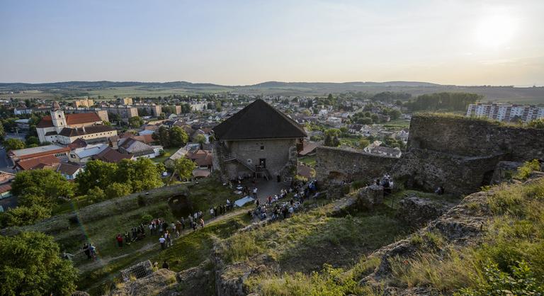A felvidéki polgármester szerint Józsi bácsinak nem kétnyelvű táblákra van szüksége, hanem ivóvízre