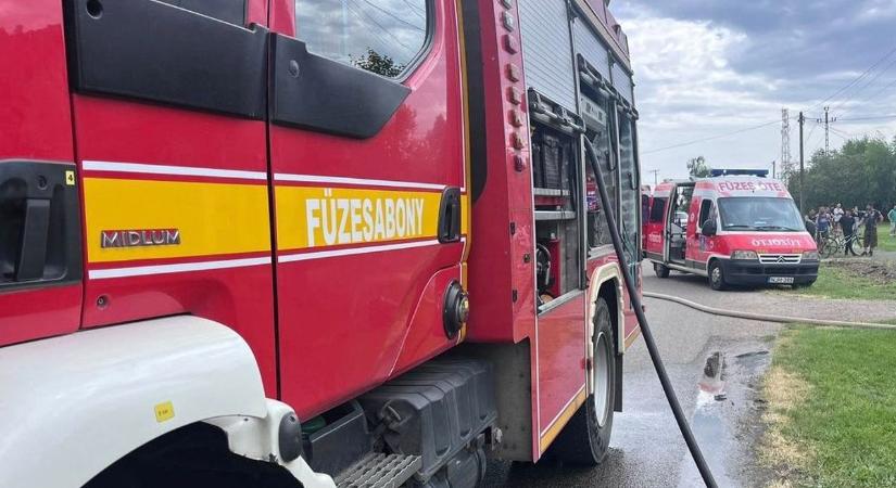 Súlyos baleset Kerecsenden, feszítővágóval vágták ki a sérültet