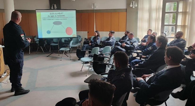 Tűzoltás, drogprevenció, valós szimuláció: különleges kiképzést kaptak a balmazújvárosi rendőrök