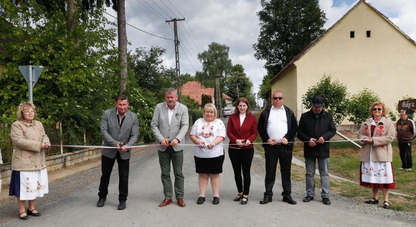 Új szakaszba lépett Andrásfa: ünnepélyesen átadták a felújított Béke utcát