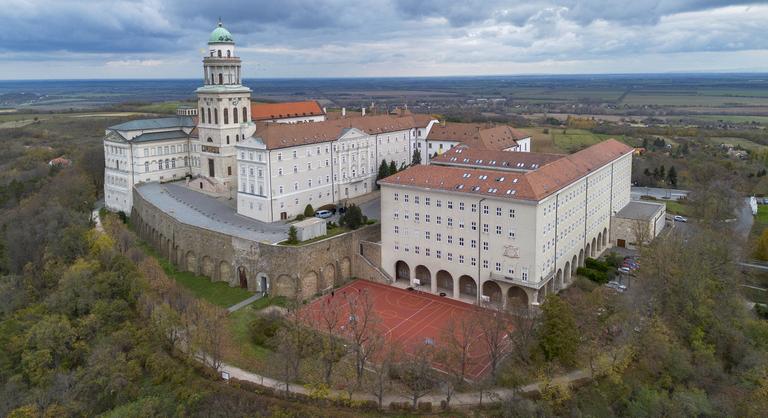 Ezen az éjszakán minden megváltozik a Pannonhalmi Főapátságban