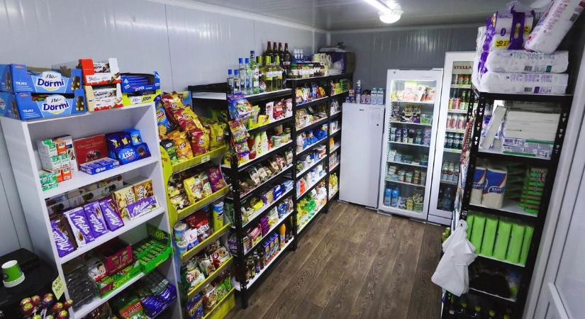Milliók landolhatnak a falusi kisboltoknál, pályázat nyílt, érkezhetnek a hűtök és a napelemek
