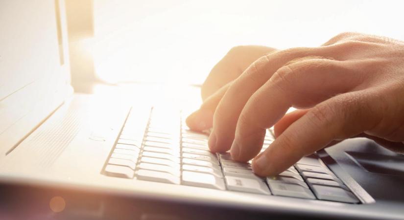 Pornóoldalra vezetett egy link az Oktatási Hivatal tananyagában